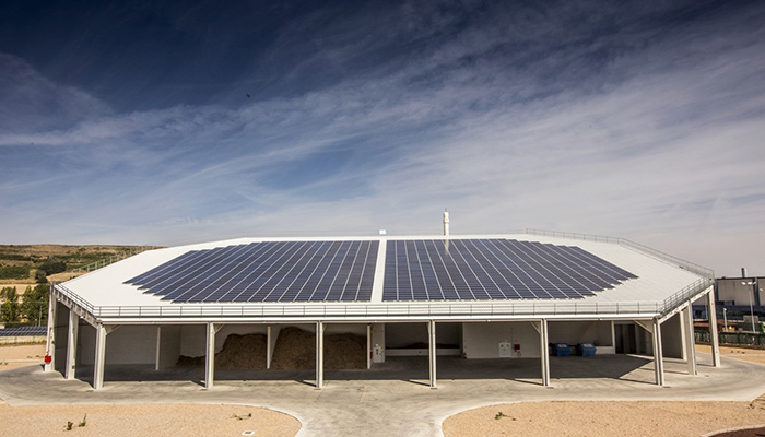 najprepoznatljiviji deo celog energetskog postrojenja je sunčana elektrana na krovu, a ispod krova odmah se vidi zaliha sečke 