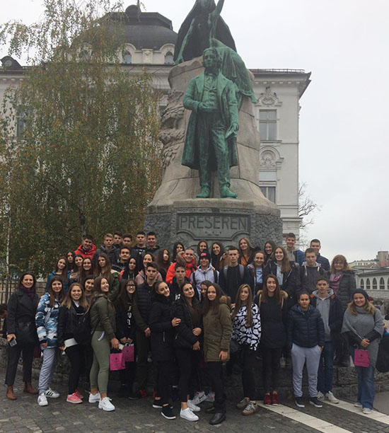 Učenici i profesori Tehničke škole iz Čačka na svom studijskom putovanju na Sajam nameštaja u Ljubljanu