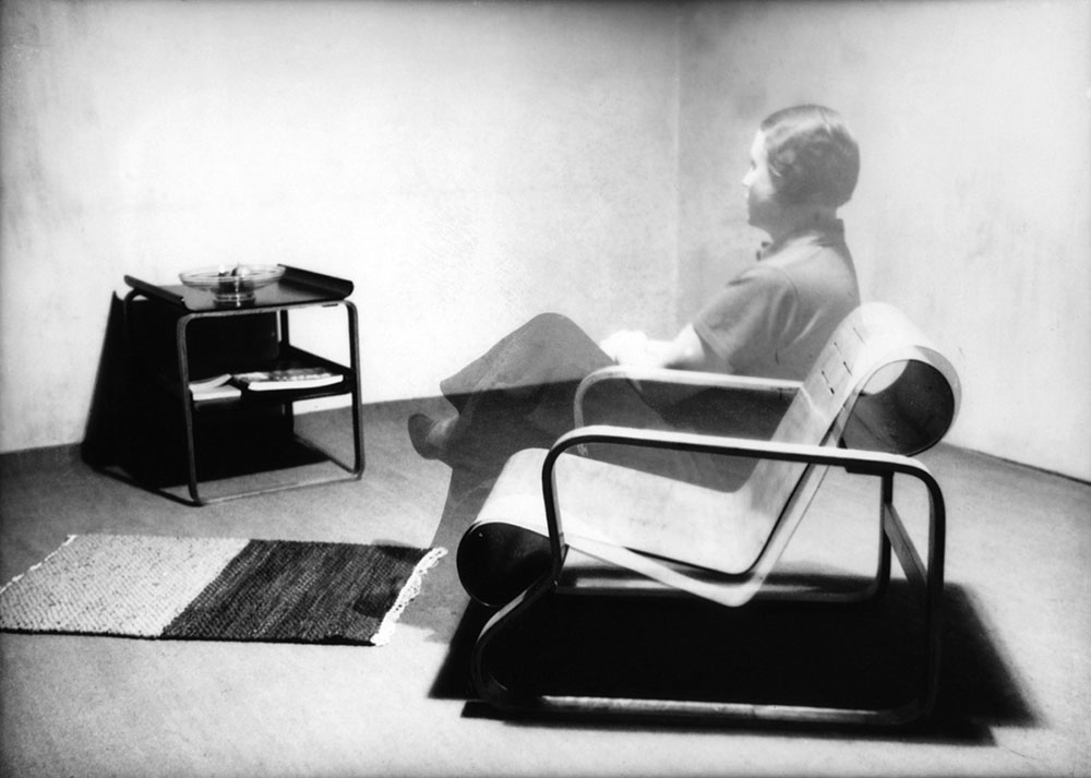 Demonstracija fleksibilnosti Pamio stolice pokazana na fotografiji sa dvostrukom ekspozicijom 1930. godine.