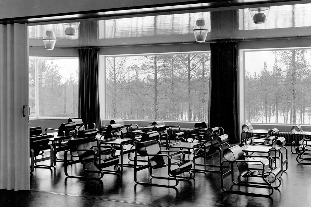 Prostorija u Paimio sanatorijumu gde se nalaze stolice br. 41 namenjene za relaksiranje pacijenata.