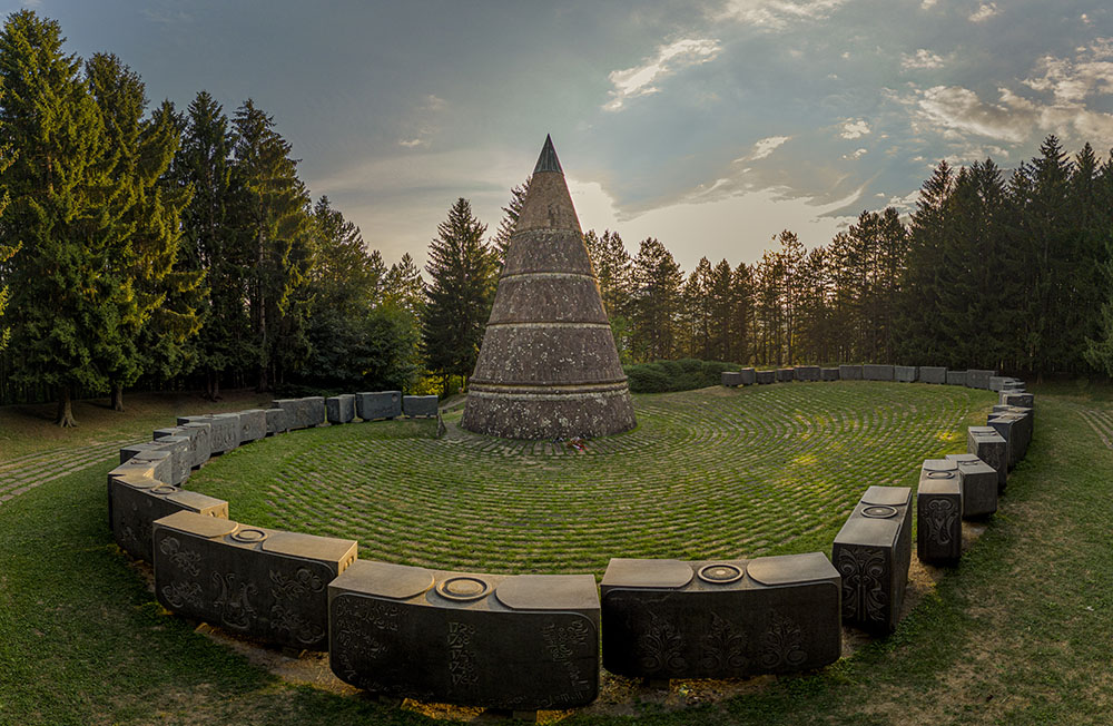 Spomenik na Jasikovcu, detalj na ulazu